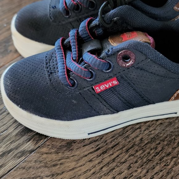 Brand new pair of Levi's baby/toddler size 5 shoes - Picture 3 of 7